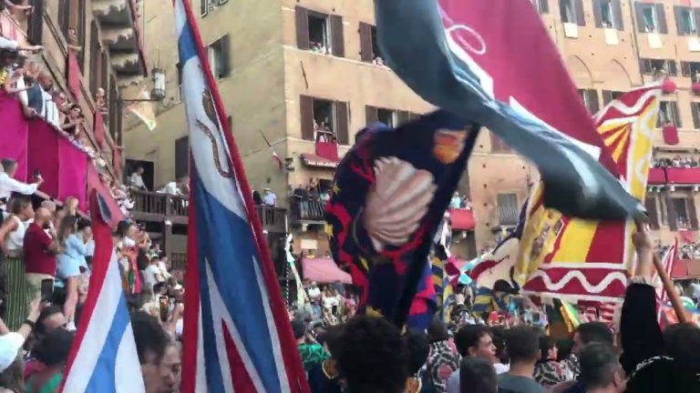 Palio, il giubilo del popolo della contrada dell’Oca