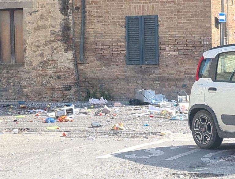 Dà in escandescenze e getta di tutto dalla finestra di casa. Strada Cassia bloccata a Ponte a Tressa