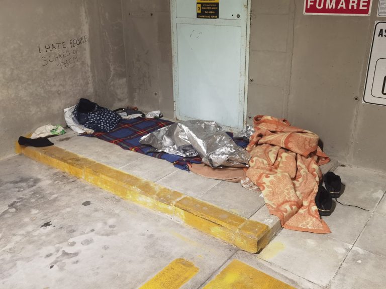 Parcheggio custodito da vigilanti: stretta del Comune sugli ingressi notturni