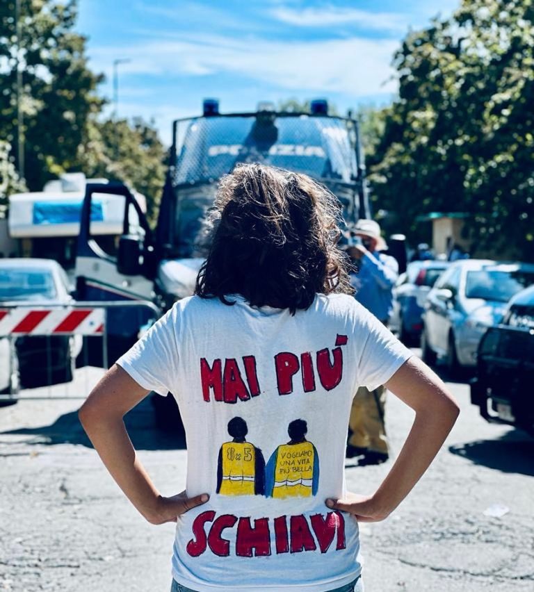 Mondo Convenienza, polizia in azione per sgomberare il presidio. Il sindaco Tagliaferri: “Serve soluzione politica”