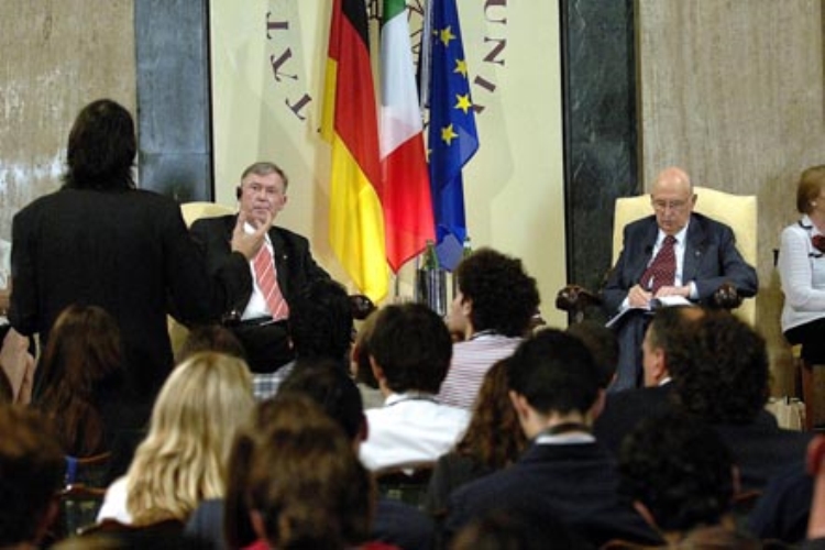 Giorgio Napolitano e quell’idea di Europa da far contare nel mondo. Le volte del presidente emerito a Siena e la medaglia d’oro ai gigliesi