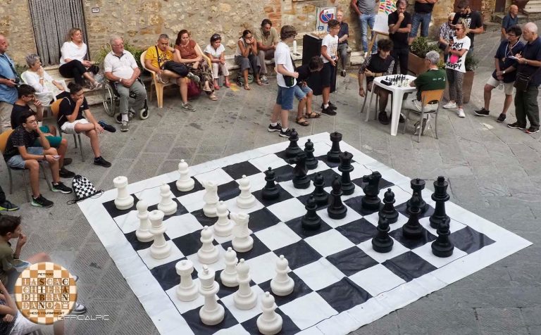 Il paese di Petroio diventa una gigante scacchiera per il torneo di Brandano