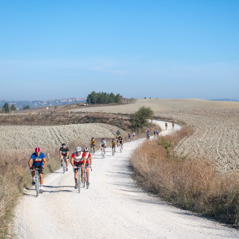 Eroica da record: 9mila ciclisti al via per una corsa senza tempo