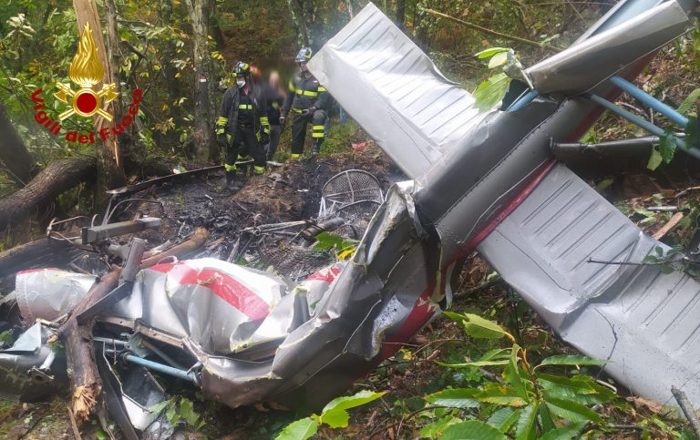 Un elicottero civile è precipitato a Carrara al confine tra la Toscana e la Liguria