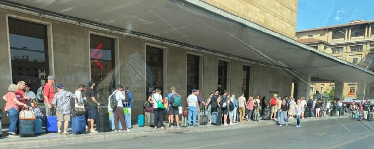 Azione Ncc contro i taxi: “Decreto Asset? A Firenze ancora code”