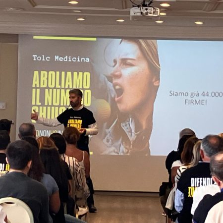 Università. No al numero chiuso, in centinaia davanti al Tar. Consegnata la petizione al ministro Bernini da 50mila firme