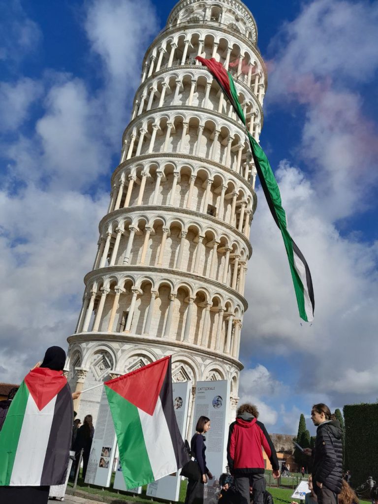 Bandiera palestinese giù dalla torre di Pisa: il blitz antagonista
