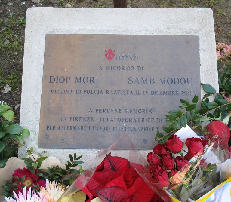 Danneggiata la targa in memoria dei senegalesi uccisi a Firenze