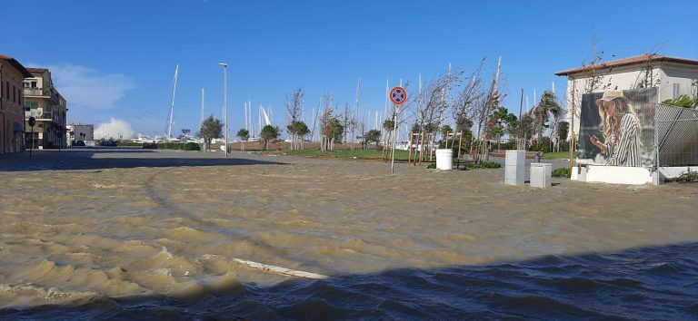 A Marina di Pisa forte mareggiata. Allagato il porto, raffiche a 115 km orari