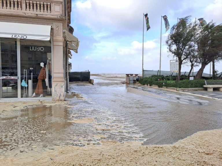 Maltempo. Dopo la pioggia il vento sferza la Toscana. Mareggiata a Viareggio