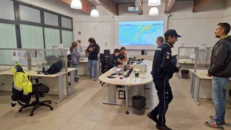 Maltempo, a Livorno il sindaco avverte: Lontani dai corsi d’acqua e spostarsi ai piani alti delle case. Nel pratese esonda il Furba