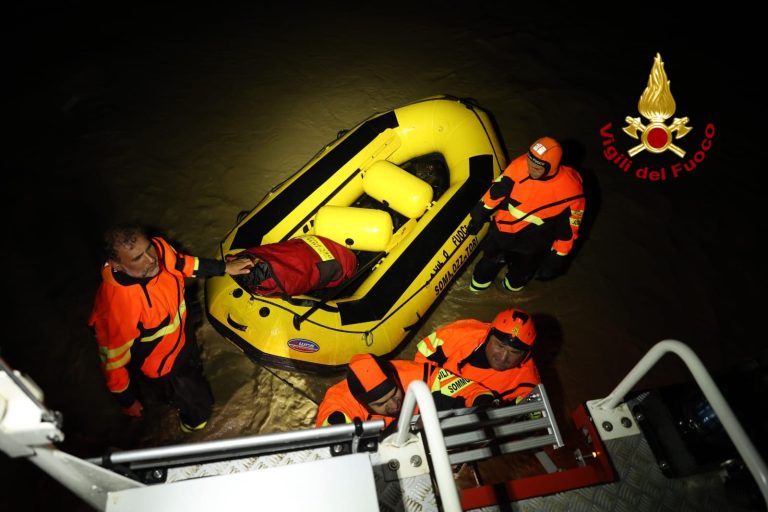Maltempo. Ricerche disperate. Si cercano sei dispersi. Musumeci: Preghiamo per loro. Governo pronto allo stato d’emergenza