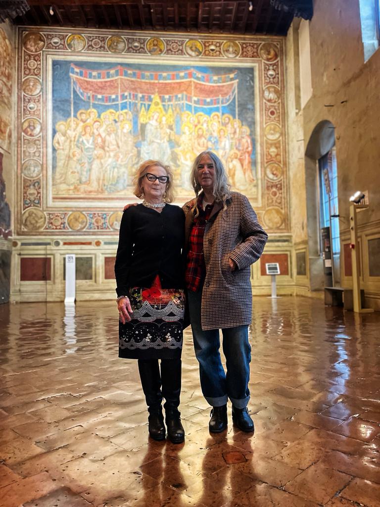 Patti Smith a Siena ammira la Maestà di Simone Martini