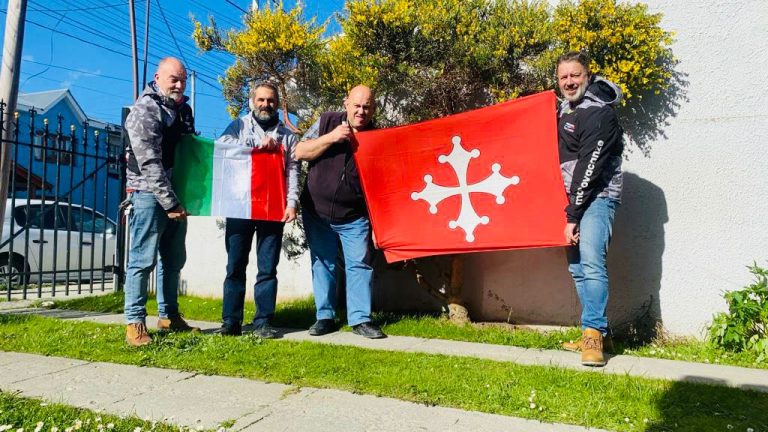 Patagonia dreaming. Missione compiuta per i tre rider pisani. Consegnata ad Ushuaia la bandiera della città di Pisa