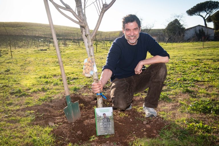 Gassman a piantare alberi con i bambini di Pistoia: “Stretto rapporto con la terra”