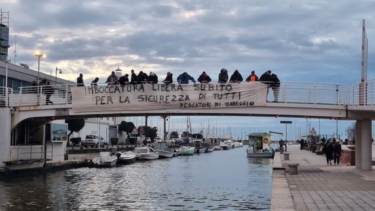 Viareggio, pescatori sul piede di guerra: “Il porto non è sicuro”