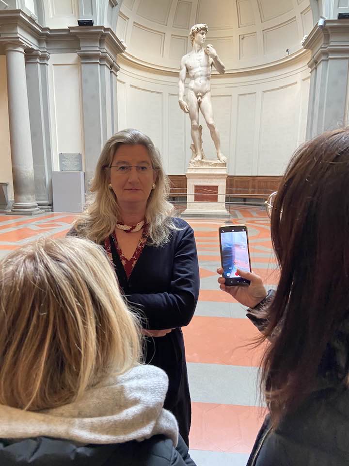 L’accusa della direttrice della Galleria dell’Accademia: “Firenze una meretrice del turismo”. Poi fa retromarcia e chiede scusa