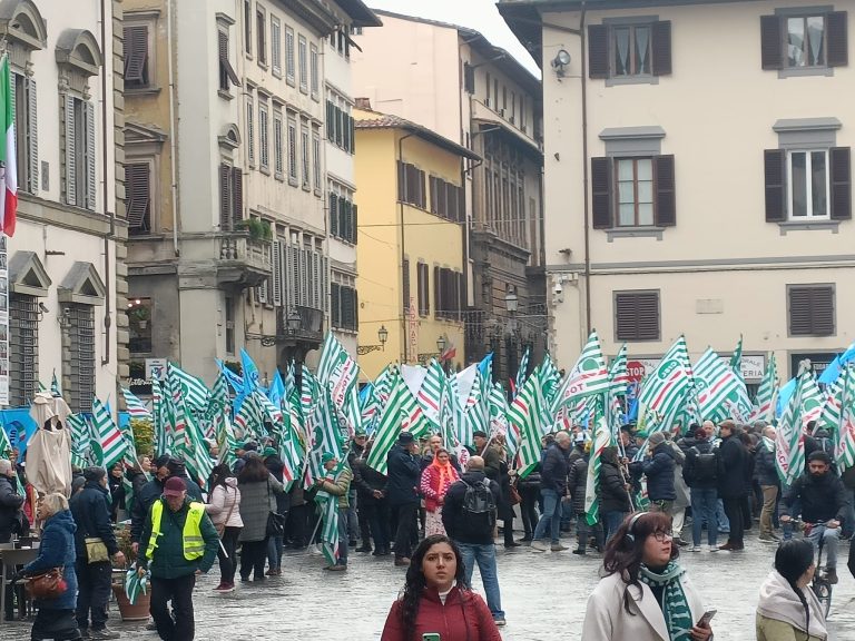 Toscana, diecimila cartoline per chiedere la revoca dell’aumento dell’addizionale Irpef