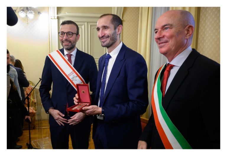 Chiellini premiato con il Gonfalone d’argento: “Un vanto essere toscano”