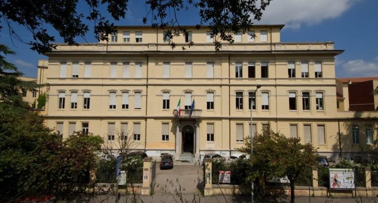 Docente colpita dal pugno di una studentessa: Cobas all’attacco