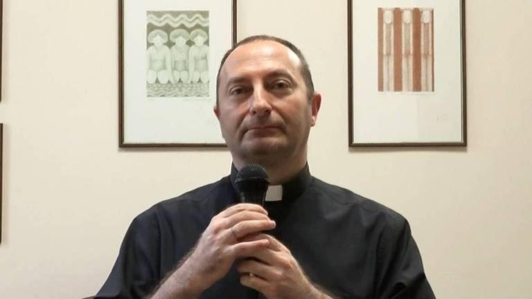 Papa Francesco ‘un usurpatore’ e il vescovo di Livorno scomunica il parroco