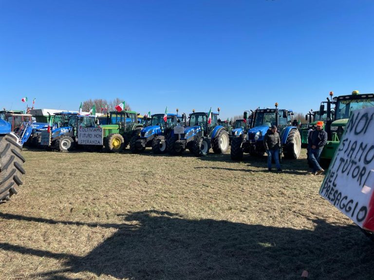 La protesta degli agricoltori toscani: in 400 al casello Valdichiana