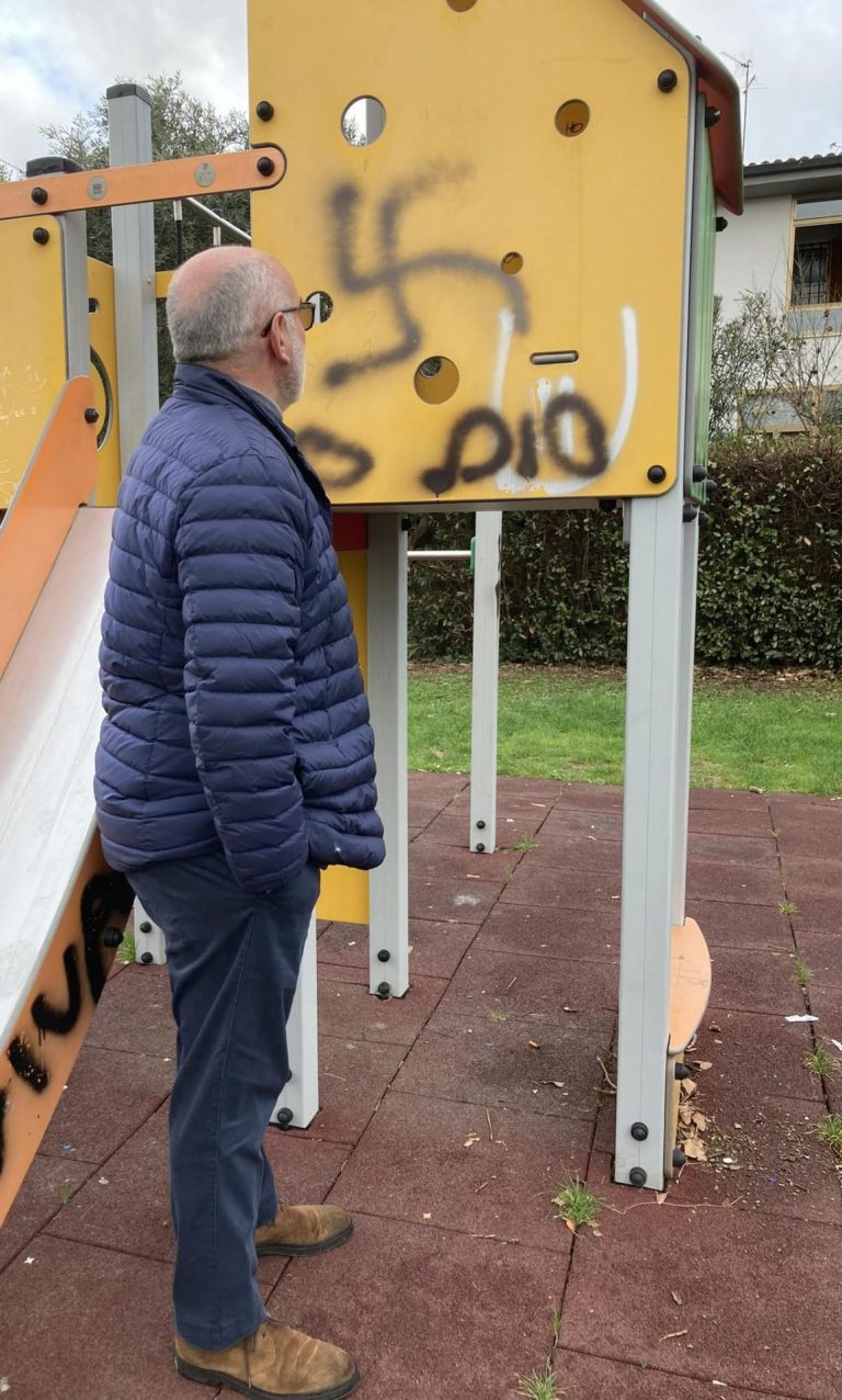 Svastiche sui giochi dei bambini, Pd: “Fermare il rigurgito fascista”