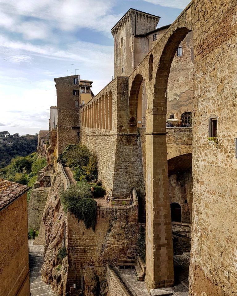 Pitigliano, stop alle pale eoliche: anche lo scrittore Ammaniti contro il progetto di Sorgenia