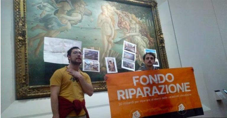 Blitz di Ultima Generazione agli Uffizi: foto attaccate sulla Venere