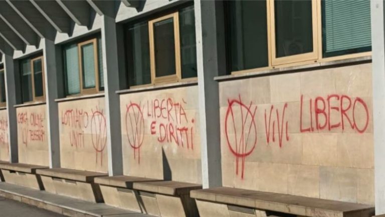Firenze, scritte No vax sulla sede dell’Agenzia delle Entrate