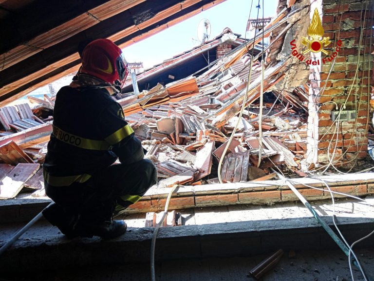 Carrara, crolla parte del tetto di un palazzo: evacuate 15 persone