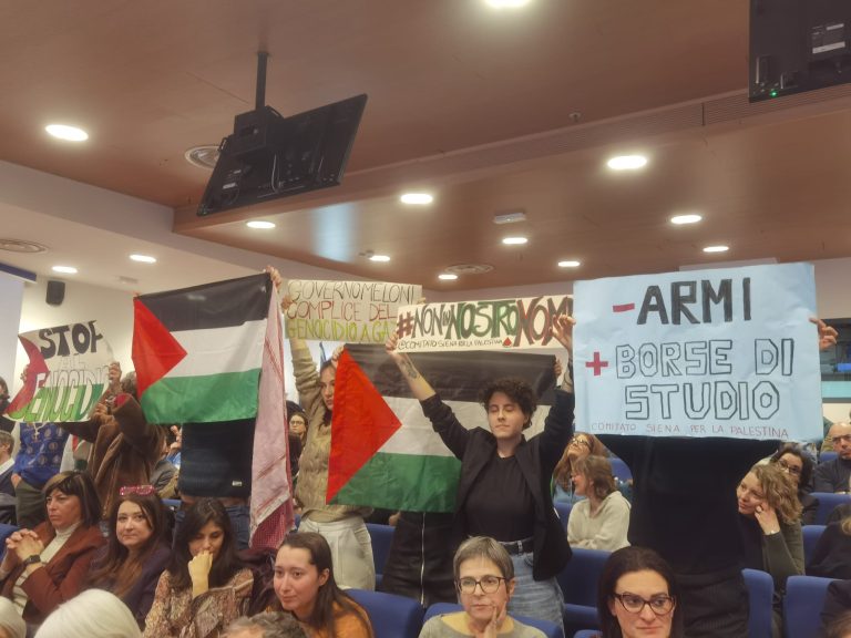 Il ministro Bernini contestato all’Università per Stranieri di Siena: studenti difendono la causa palestinese