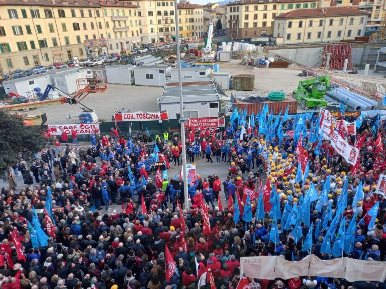 Firenze, in migliaia allo sciopero nazionale. I sindacati: “Basta cordoglio, serve responsabilità”