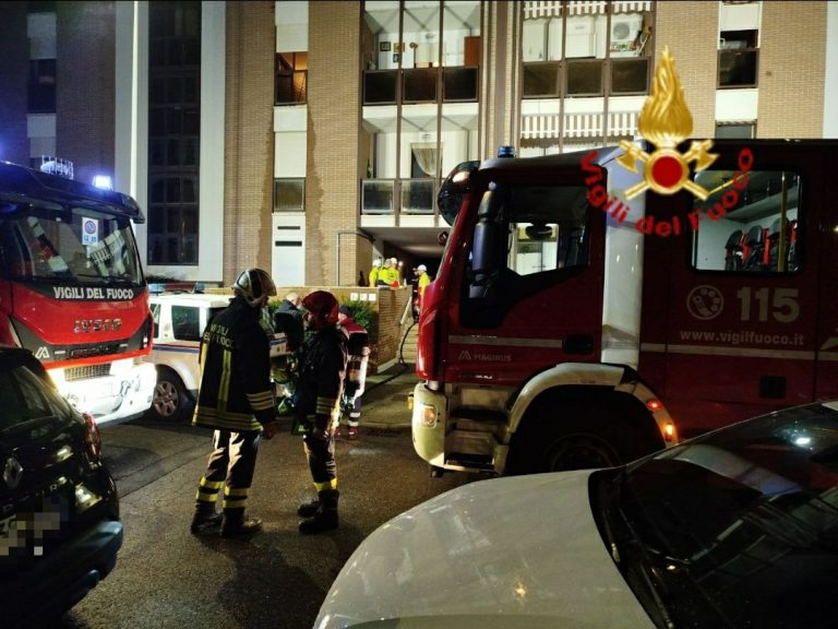 Livorno, a fuoco un palazzo: morto un 64enne. Due i feriti