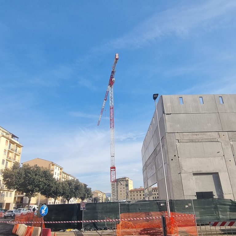 Crolla un’impalcatura in un cantiere di un supermercato a Firenze. Otto operai coinvolti