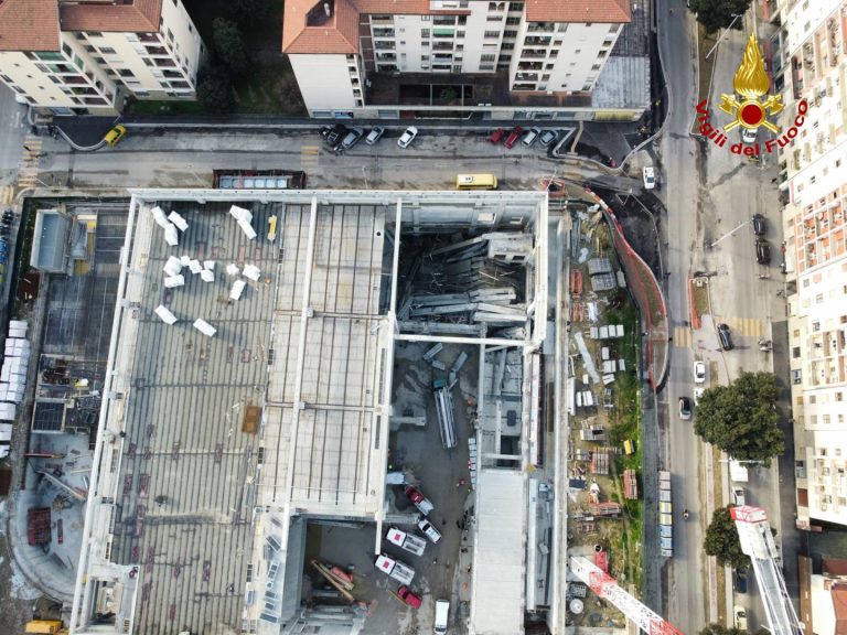 Crollo dei piloni portanti al cantiere Esselunga. Due operai morti e tre estratti vivi. Si cercano dispersi