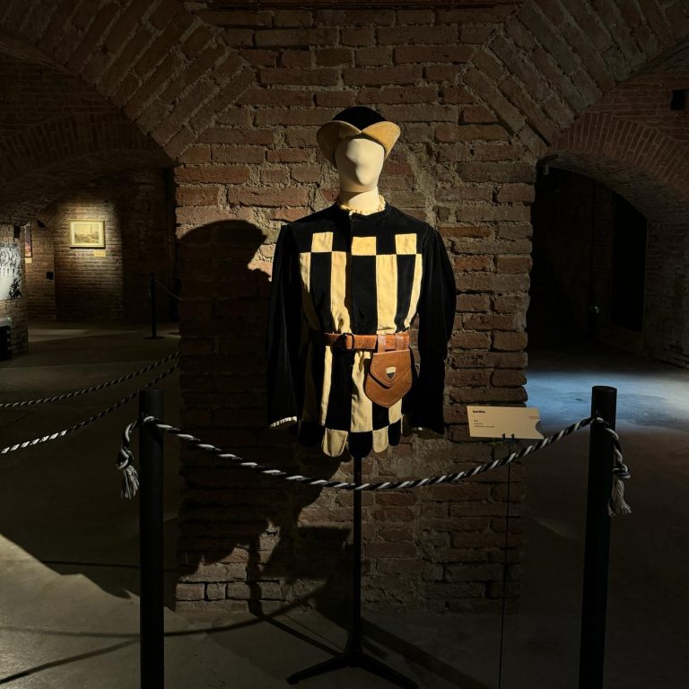 Palio di Siena, in mostra l’evoluzione del corteo storico attraverso le monture