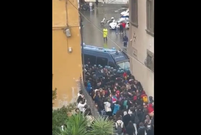 Pisa, al via le indagini sulle cariche della polizia agli studenti: nei filmati il focus
