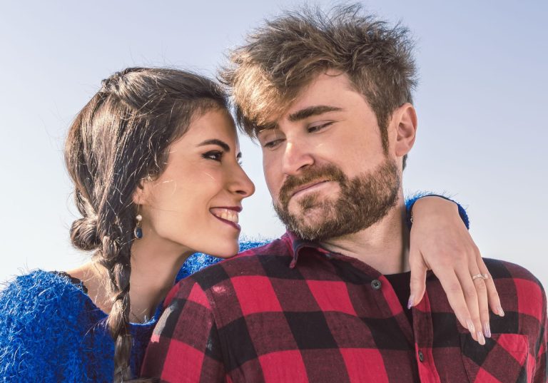 Casa Abis. Il tour teatrale del duo social Stella e Gabriele Abis fa tappa al Puccini