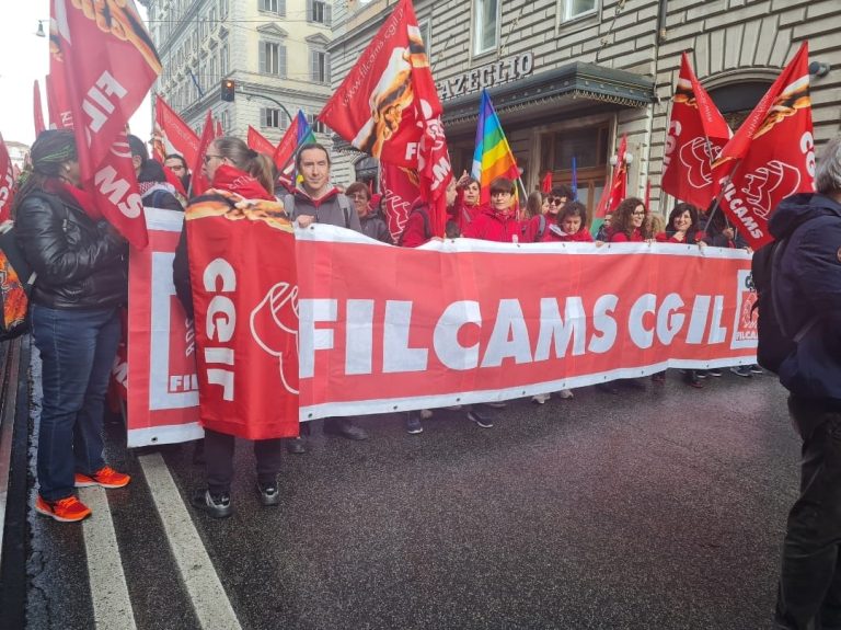 Festività pasquali, sciopero di Cgil e Uil: “I negozi restino chiusi”