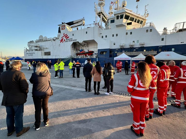 La gestione dei migranti sotto tiro del Pd: “Stop a sbarchi vicini scelta scellerata”