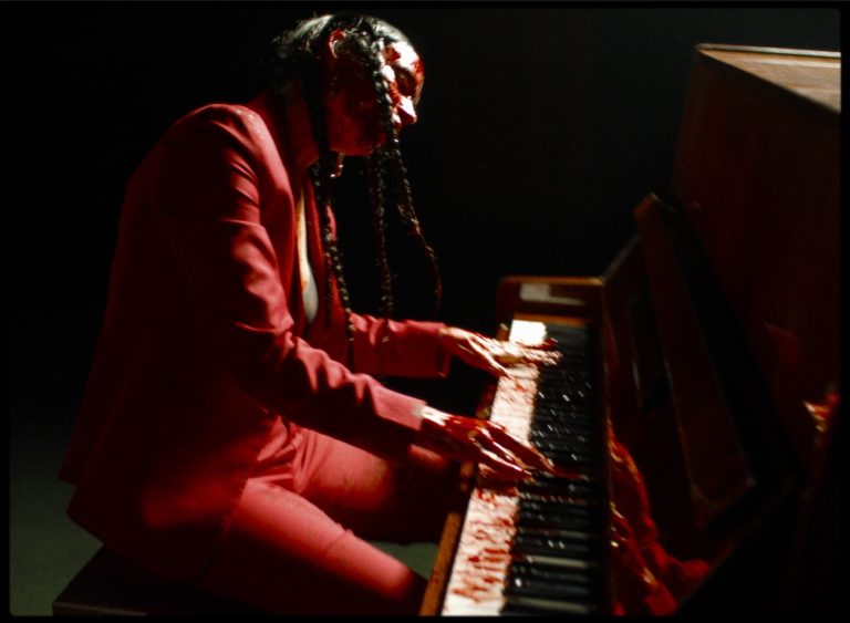 Da Belleville a Caracas tra rabbia, poesia, magia e femminismo. Unica data italiana per la songwriter La Chica