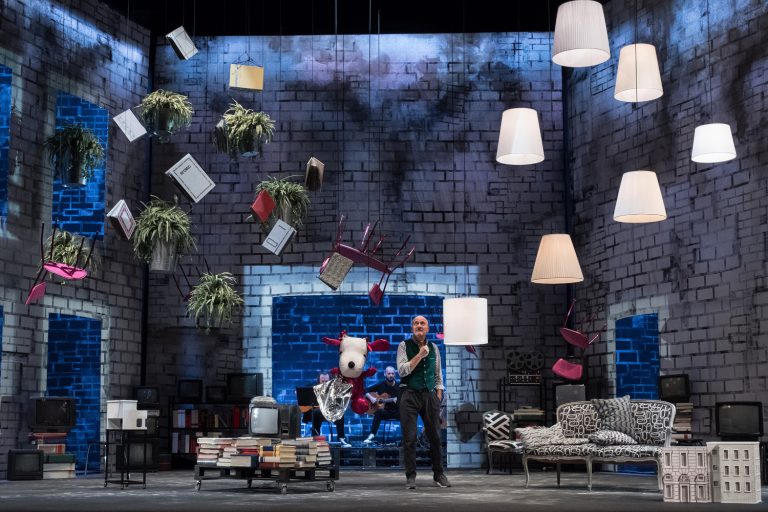 Claudio Bisio al Teatro della Pergola con “La mia vita raccontata male”. Perfido e divertentissimo ping-pong tra vita pubblica e privata