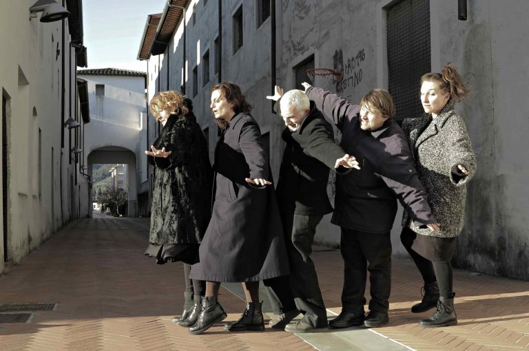 Le Case del malcontento. Dal romanzo di Sacha Naspini al palcoscenico, un borgo della Maremma come metafora del mondo