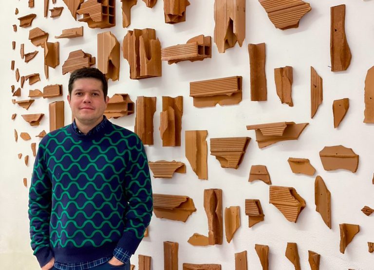 Oscar Abraham Pabón alla Galleria FuoriCampo con ‘Talking to the walls’: il mattone a regola d’arte