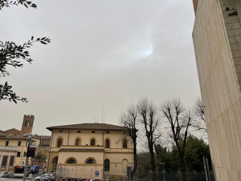 Il cielo della Toscana colorato di giallo: a rischio chi soffre di asma