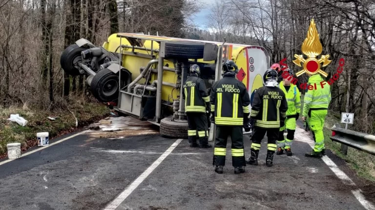Cisterna ribaltata dopo incidente: 7mila litri di gasolio nel Santerno