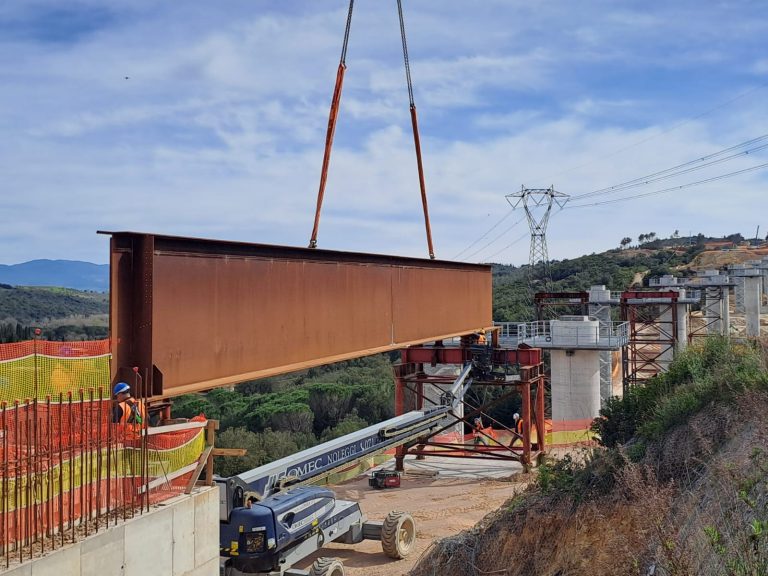 E78 Grosseto-Siena, iniziato il varo delle travi metalliche del nuovo viadotto. E’ il più lungo del tracciato: otto campate e 475 metri