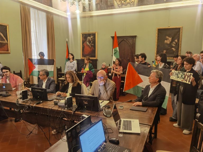 Unisi, irruzione al Senato accademico: “No al bando con Israele”. Bocciata mozione sullo stop alla collaborazione