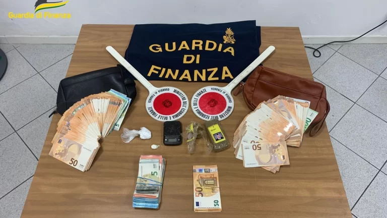 Piombino, arrestato spacciatore: droga sigillata con foto di Totò Riina